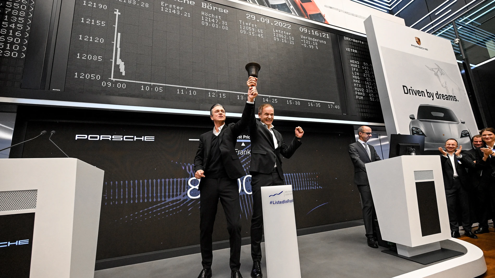 Frankfurt Main (Germany), 29/09/2022.- Porsche CEO Oliver Blume (derecha) y Porsche CFO Lutz Menschke (izquierda)