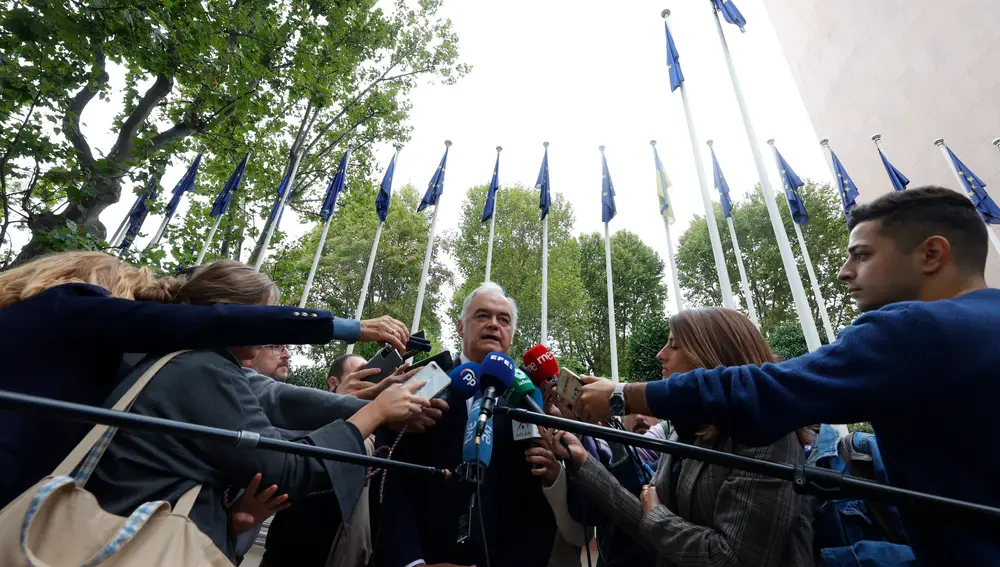 El responsable de Acción Institucional del PP, el eurodiputado Esteban González Pons en las puertas de la sede del Parlamento Europeo de Madrid, donde ha mantenido una reunión con el comisario europeo de Justicia, Didier Reynders.