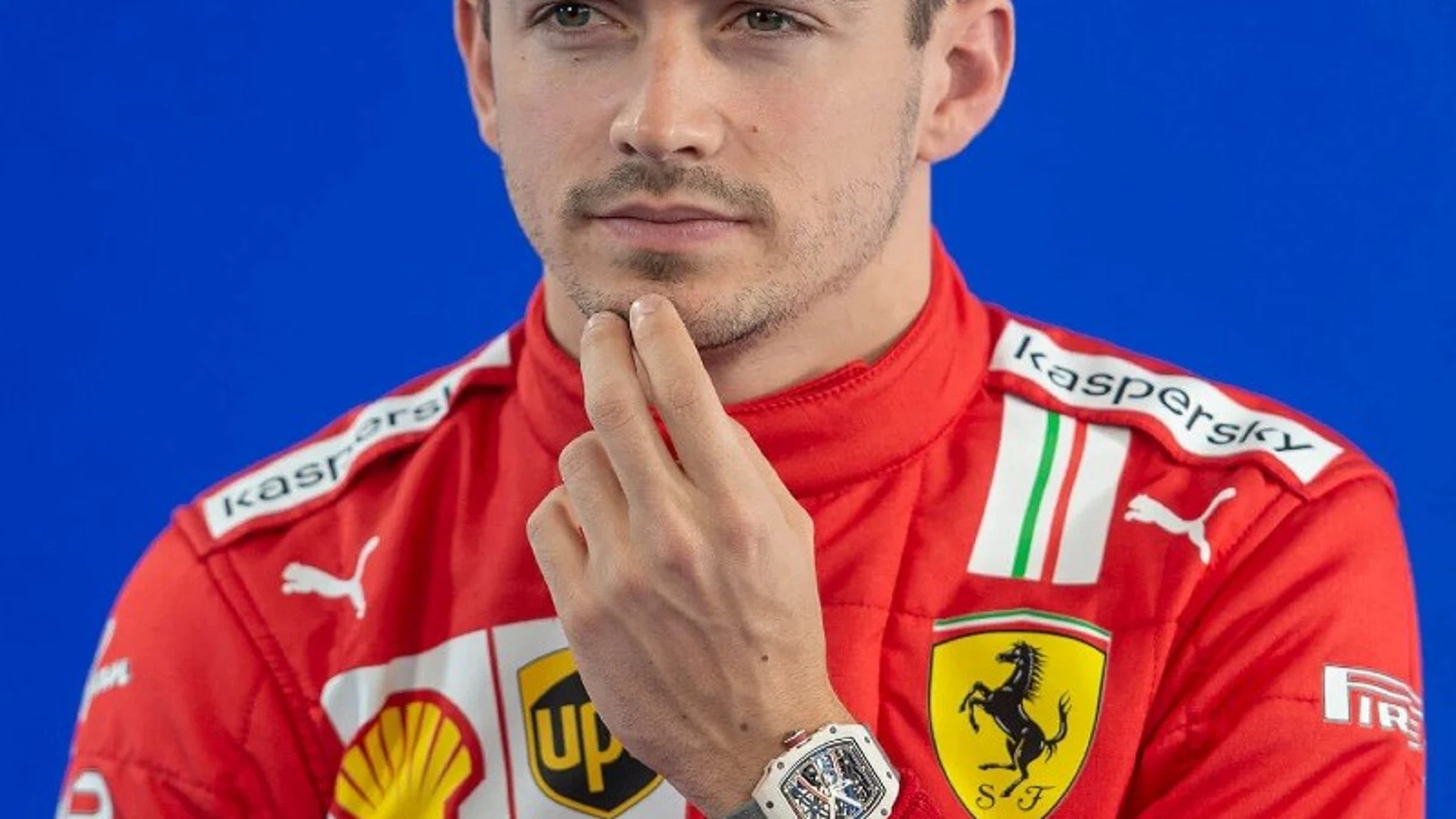 Charles Leclerc mostrando su reloj.