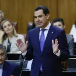 El presidente del Ejecutivo andaluz, Juanma Moreno, durante su intervención en la sesión de control en el Parlamento de Andalucía, este jueves en Sevilla