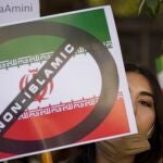 Protestas frente a la embajada iraní en Bucarest (Rumanía) por la muerte de Mahsa Amini, la mujer que murió mientras estaba bajo custodia policial en Irán
