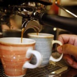 Un hombre sirve dos tazas de café | Fuente: EFE/Luis Eduardo Noriega A.