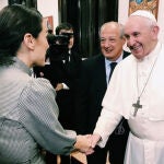 Tamara Falcó con el papa Francisco en el Vaticano.