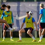Piqué golpea un balón en un entrenamiento del Barcelona