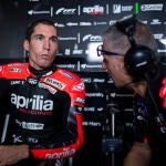 Aleix Espargaró, en su box junto a Antonio Jiménez, su jefe técnico