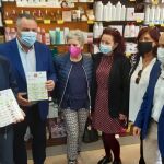 Eduardo Morán y Javier Herradón, en una farmacia de Camponaraya, donde han presentado este proyecto y firmado el acuerdo de colaboración
