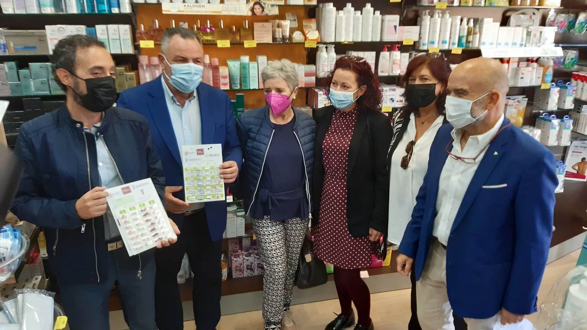 Eduardo Morán y Javier Herradón, en una farmacia de Camponaraya, donde han presentado este proyecto y firmado el acuerdo de colaboración