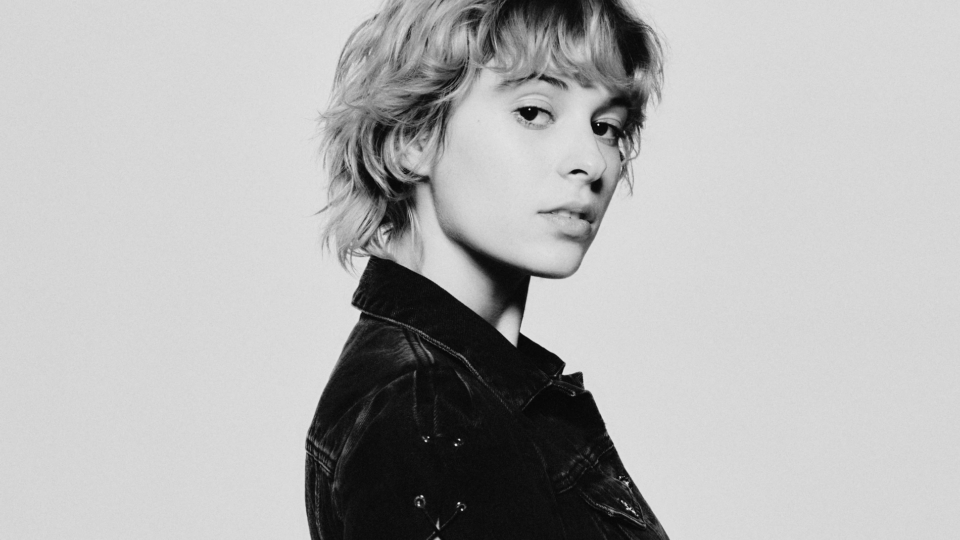 El interés de Dora por el mundo de la músico comenzó con cinco años, edad con la que se enfrentó a un piano por primera vez