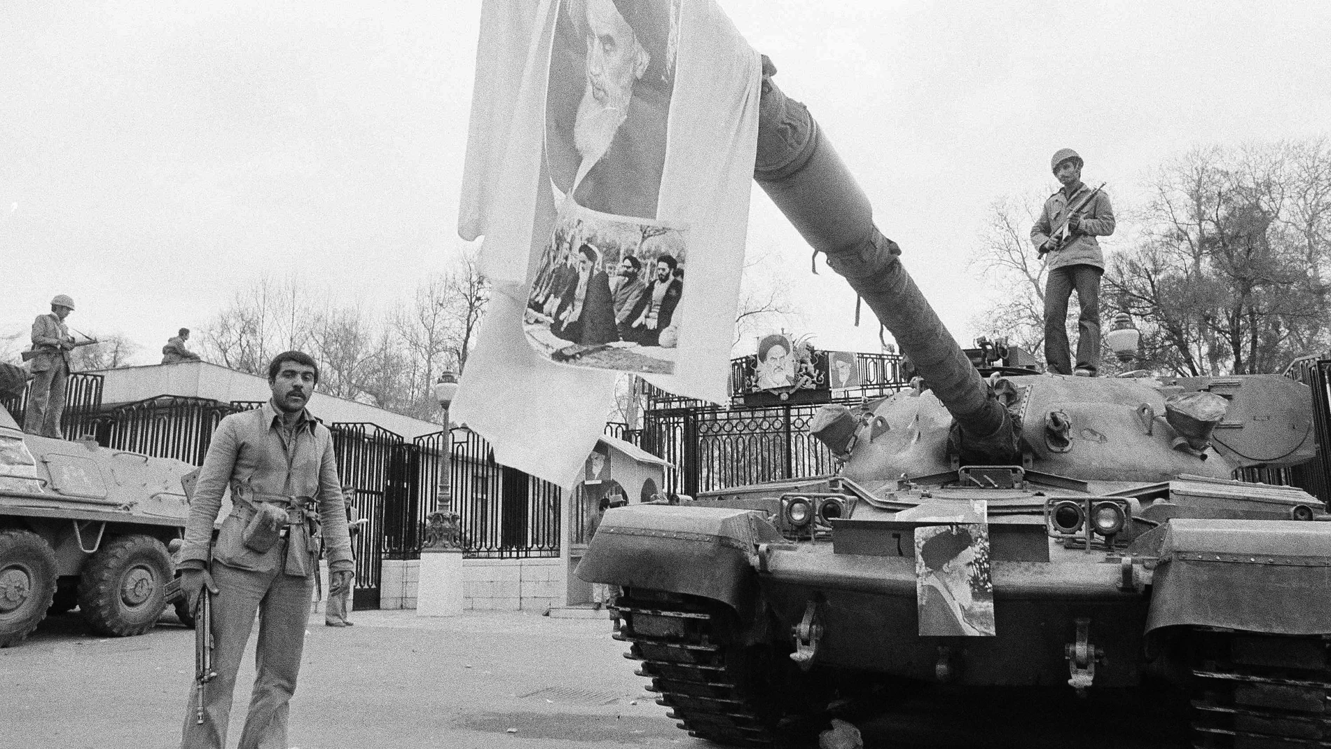 La imagen de Jomeini en un tanque durante la revolución de 1979