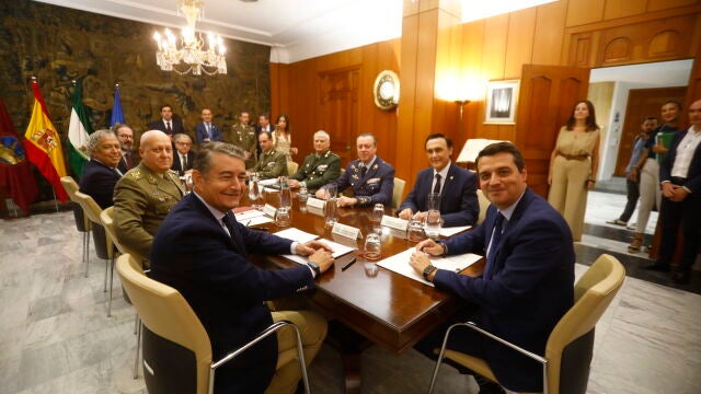 El consejero de la Presidencia, Antonio Sanz (i), junto al alcalde de Córdoba, José María Bellido (d), el consejero de Universidad, José Carlos Gómez Villamandos (2d), el subdirector general de contratación del ministerio de Defensa el general, José Luis Sánchez (3d), y el director general de Infraestructuras del ministerio de Defensa, Luis Cebrián (2i). Efe/Salas
