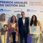 Álvaro de la Parra con el equipo del Dpto. de Calidad de la FJD y los premios obtenidos