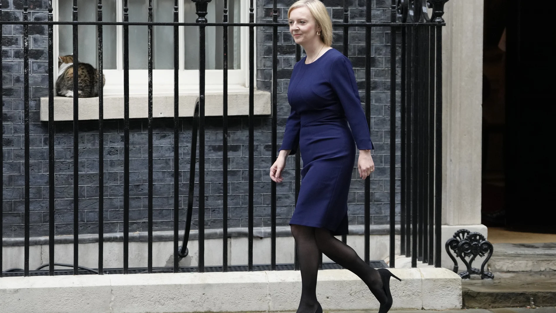 La primera ministra británica, Liz Truss, en una imagen de archivo saliendo de Downing Street para asistir al Parlamento en Londres