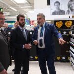 García-Gallardo y Gerardo Dueñas visitan la promoción de productos de Tierra de Sabor en el Centro Comercial de Carrefour de Las Rozas, en Madrid, junto a Gabriel García Aparicio, director de la multinacional en Castilla y León