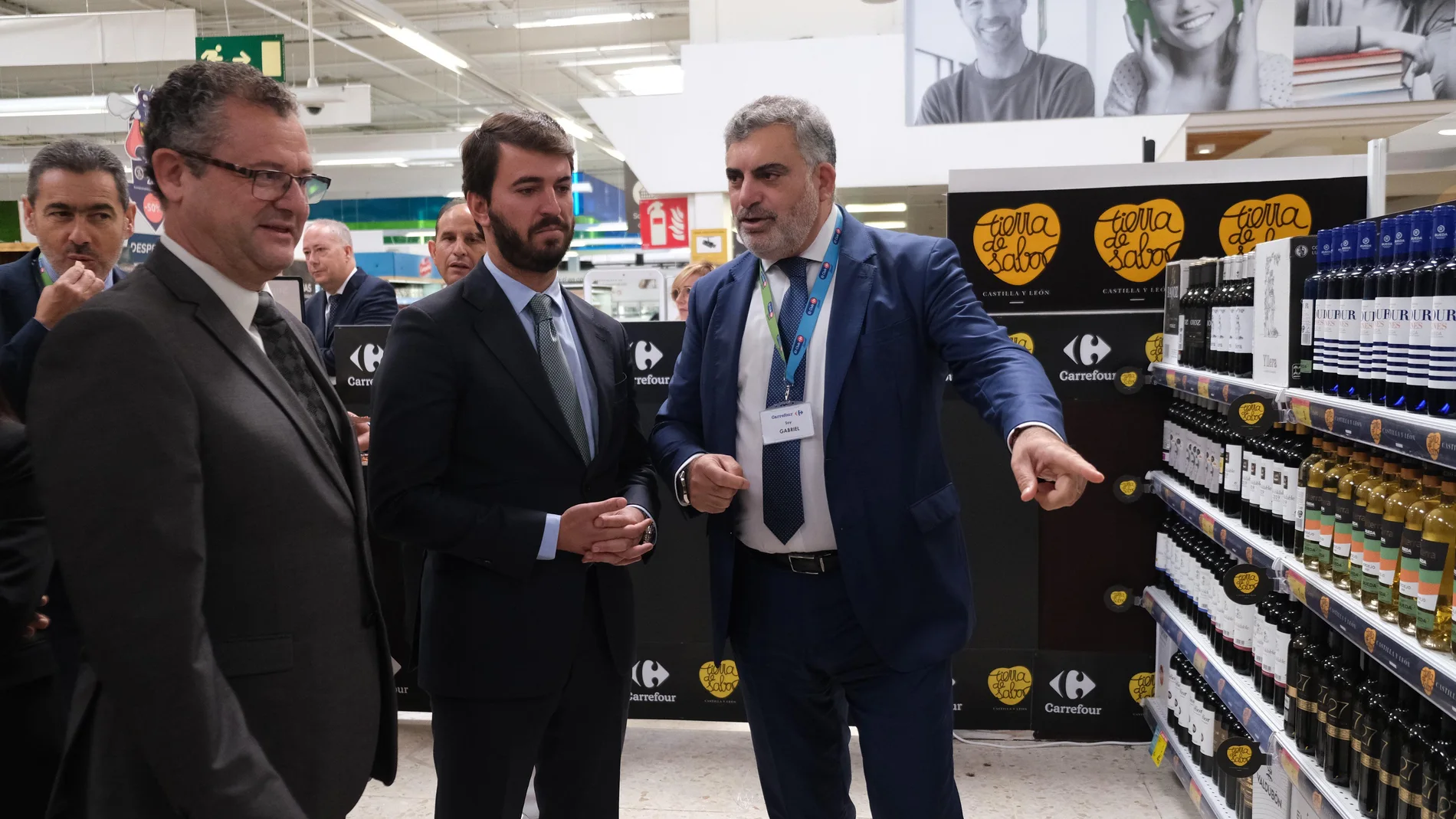 García-Gallardo y Gerardo Dueñas visitan la promoción de productos de Tierra de Sabor en el Centro Comercial de Carrefour de Las Rozas, en Madrid, junto a Gabriel García Aparicio, director de la multinacional en Castilla y León
