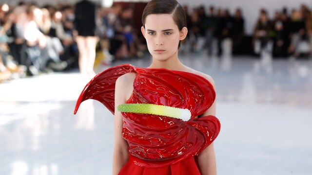 Una modelo presenta una creación de la colección Womenswear Ready-to-Wear Primavera/Verano 2023 de Loewe