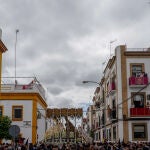 El paso de palio de Nuestra Señora de la Merced de la Hermandad de Santa Genoveva, por el barrio del Tiro de Línea