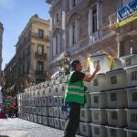 La presidenta de la Asamblea Nacional Catalana (ANC), Dolors Feliu, interviene delante de las urnas que han colocado en un acto simbólico de la ANC, en Plaza Sant Jaume