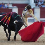 El novillero Víctor Hernández durante la Novillada con picadores de la Feria de Otoño que se celebra hoy sábado en la Monumental de Las Ventas, en Madrid. EFE/Borja Sánchez-Trillo