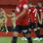 Los jugadores del Barcelona celebran el gol de Lewandowski