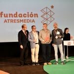 En la imagen, Javier Bardají junto al profesor Eusebio Balbás, que ha recibido el premio al Fomento del Pensamiento Crítico por la iniciativa “Eolapaz”, del Colegio Nuestra Señora de la Paz, de Torrelavega, junto a los otros dos proyectos finalistas