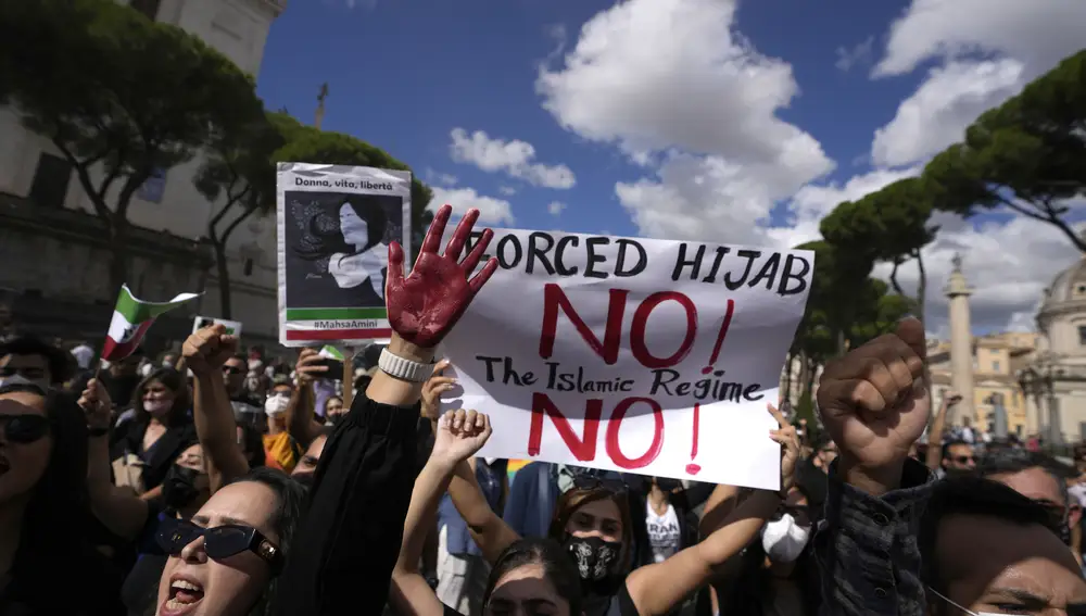Manifestantes iraníes protestando por la muerte de Mahsa Amini,mujer iraní de origen kurdo que fue arrestada y torturada por no usar su hiyab correctamente