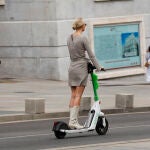 Imagen de una chica sobre un patinete eléctrico de alquiler.