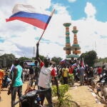 Un ciudadano burkinés ondea la bandera rusa durante el golpe de Estado de este fin de semana.