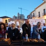 Miguel Ángel de Vicente, Javier Pérez Andrés, Pablo Martín o Noemí Otero cortan el cochinillo como manda la tradición