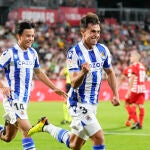 El centrocampista de la Real Sociedad Martín Zubimendi, celebra su gol contra el Girona. EFE/David Borrat.