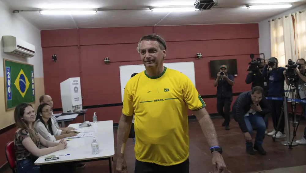 Jair Bolsonaro abandona el colegio electoral tras votar