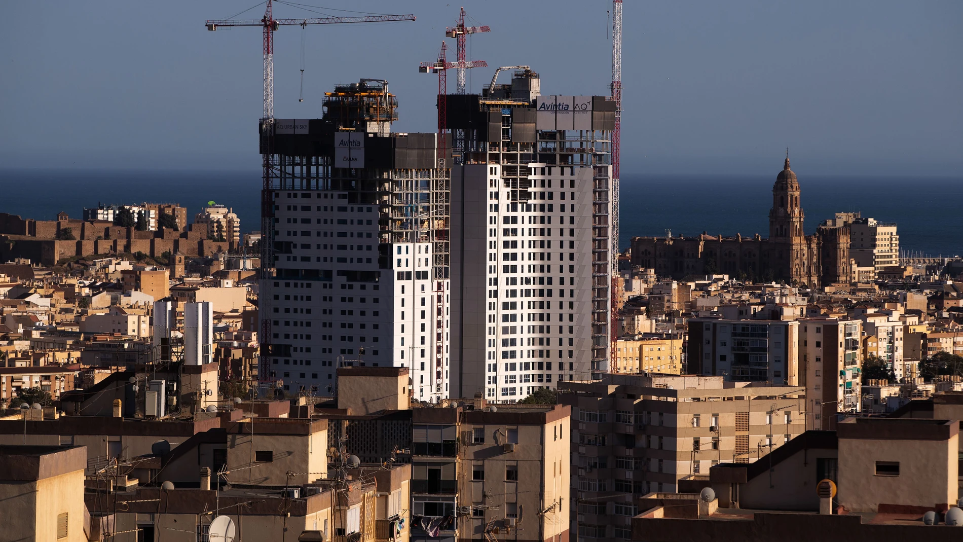 Vista desde el barrio de la Palmilla de Málaga de las llamadas torres de Martiricos, dos rascacielos aún en construcción y que alcanzarán las 30 plantas de altura y albergarán viviendas y hoteles. EFE/Jorge Zapata