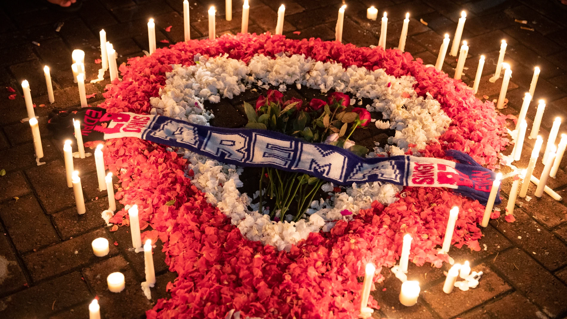 Velas y flores en homenaje a los fallecidos en Indonesia