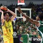 El jugador del Gran Canaria Ferrán Bassas (i), y el jugador del Unicaja Kendrick Perry (d).-EFE / Daniel Pérez