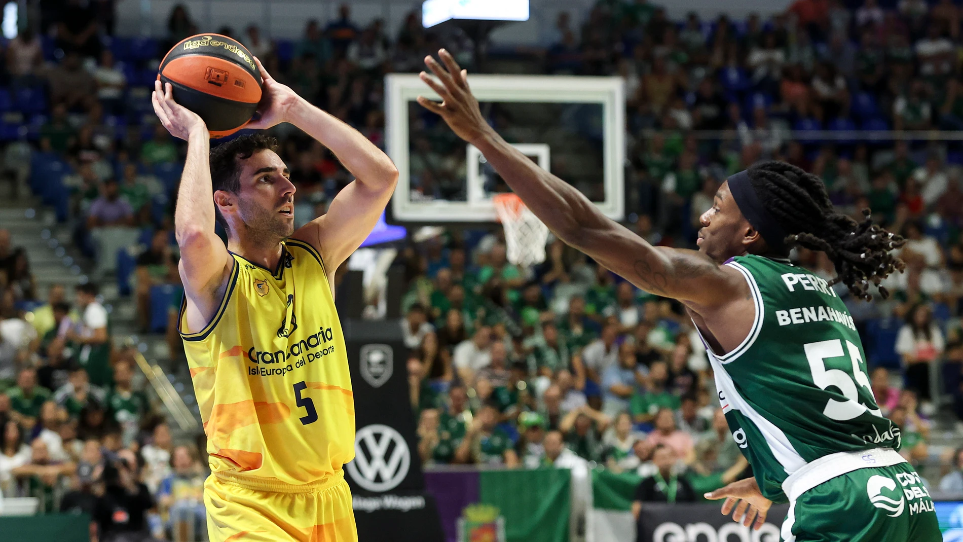 El jugador del Gran Canaria Ferrán Bassas (i), y el jugador del Unicaja Kendrick Perry (d).-EFE / Daniel Pérez