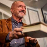 El escritor Arturo Pérez-Reverte, antes de presentar en Madrid su obra "Revolución"