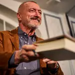 El escritor Arturo Pérez-Reverte, antes de presentar en Madrid su obra "Revolución"