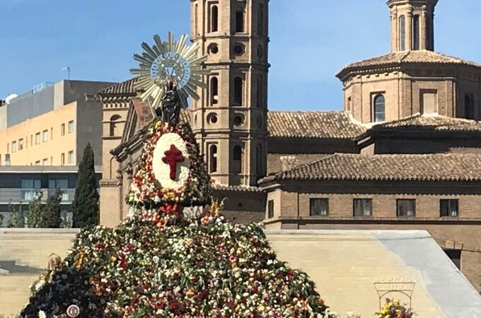 Manto de flores en la ofrenda a la virgen del Pilar con la torre de San Juan de los Panetes al fondoEUROPA PRESSS (Foto de ARCHIVO)18/10/2021