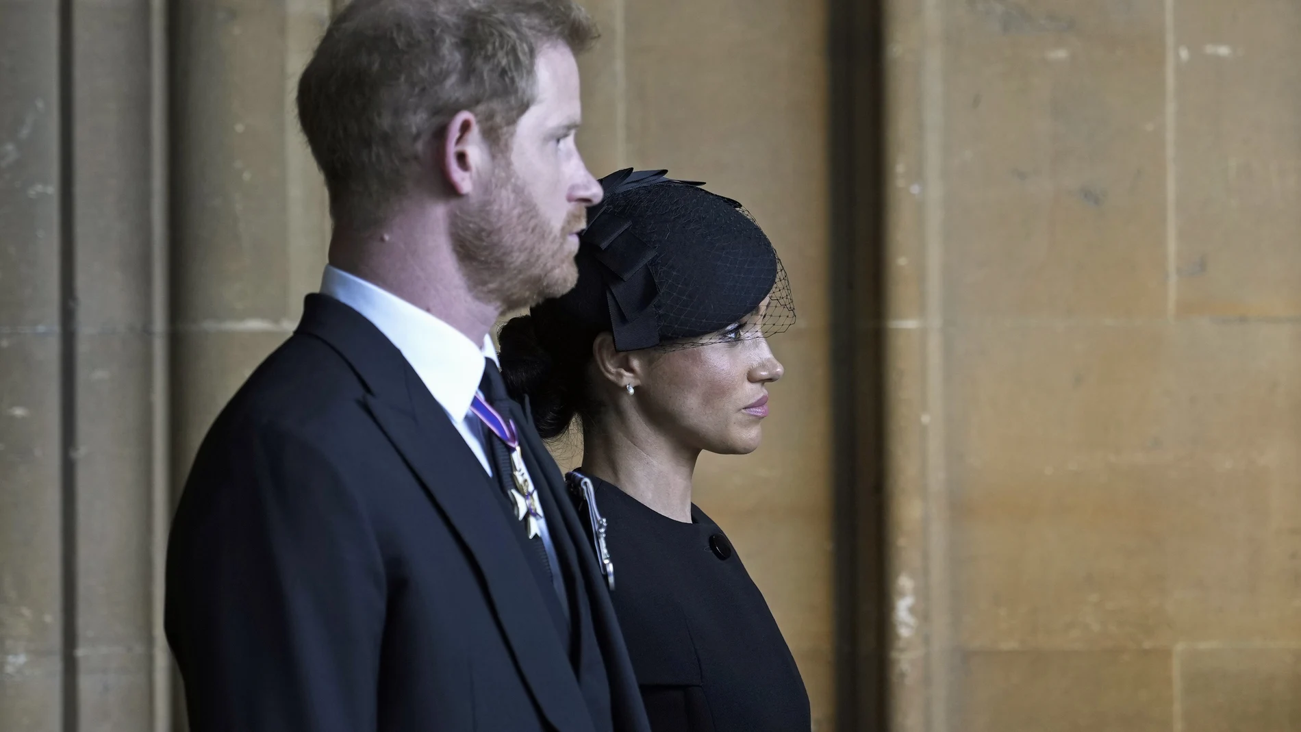 Los duques de Sussex durante el funeral de Isabel II