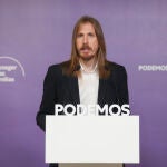 El portavoz de Podemos, Pablo Fernández durante la rueda de prensa ofrecida este lunes en la sede de la formación, en Madrid. EFE/ Borja Sanchez-trillo