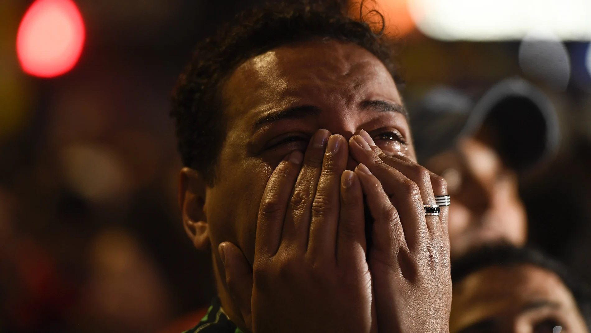 Un seguidor de Lula se lamenta al escuchar los resultados de las elecciones