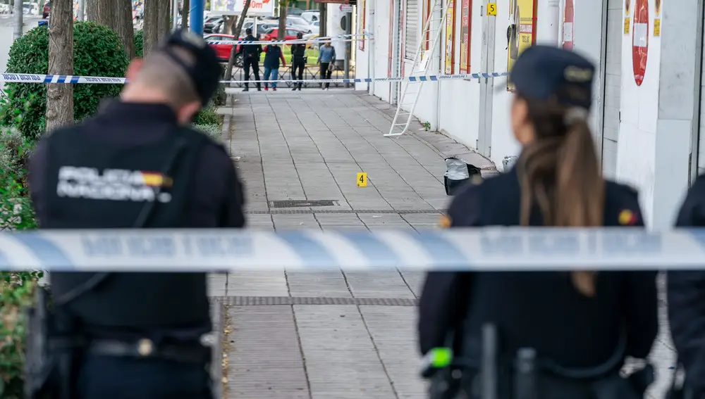 Dos agentes de Policía Nacional en las inmediaciones de la discoteca ‘Caña Brava’, a 3 de octubre de 2022, en Madrid (España). Un joven de 21 años ha fallecido y cuatro personas han resultado heridas en la madrugada de este lunes tras un tiroteo en una discoteca en Fuenlabrada. El fallecido tenía una herida por arma de fuego y una herida incisa en la cabeza. Además, el SUMMA 112 también ha atendido a un joven de 31 años por herida de arma de fuego en un hombro y le ha trasladado con carácter moderado al Hospital Doce de Octubre, además de atender a otros dos jóvenes. La Policía Nacional se encuentra investigando lo sucedido.03 OCTUBRE 2022;TIROTEO;DISCOTECA;OCIO NOCTURNO;JOVENES;FALLECIMIENTO;CAÑA BRAVAA. Pérez Meca / Europa Press03/10/2022