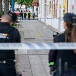 Dos agentes de Policía Nacional en las inmediaciones de la discoteca ‘Caña Brava’, a 3 de octubre de 2022, en Madrid (España). Un joven de 21 años ha fallecido y cuatro personas han resultado heridas en la madrugada de este lunes tras un tiroteo en una discoteca en Fuenlabrada. El fallecido tenía una herida por arma de fuego y una herida incisa en la cabeza. Además, el SUMMA 112 también ha atendido a un joven de 31 años por herida de arma de fuego en un hombro y le ha trasladado con carácter moderado al Hospital Doce de Octubre, además de atender a otros dos jóvenes. La Policía Nacional se encuentra investigando lo sucedido.03 OCTUBRE 2022;TIROTEO;DISCOTECA;OCIO NOCTURNO;JOVENES;FALLECIMIENTO;CAÑA BRAVAA. Pérez Meca / Europa Press03/10/2022