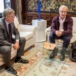 El presidente de la Generalitat valenciana, Ximo Puig (i) y el alcalde de Valencia, Joan Ribó (d), durante su reunión en el Palacio de la Generalitat.
