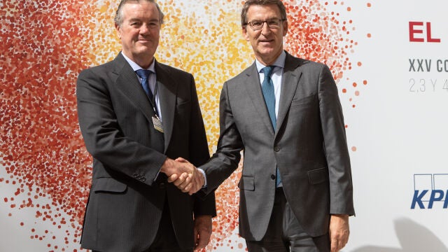 El presidente del instituto de la Empresa Familiar, Andrés Sendagorta (i), y el presidente del PP, Alberto Núñez Feijóo (d), posan en la inauguración del XXV Congreso Nacional de la Empresa Familiar