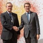 El presidente del instituto de la Empresa Familiar, Andrés Sendagorta (i), y el presidente del PP, Alberto Núñez Feijóo (d), posan en la inauguración del XXV Congreso Nacional de la Empresa Familiar