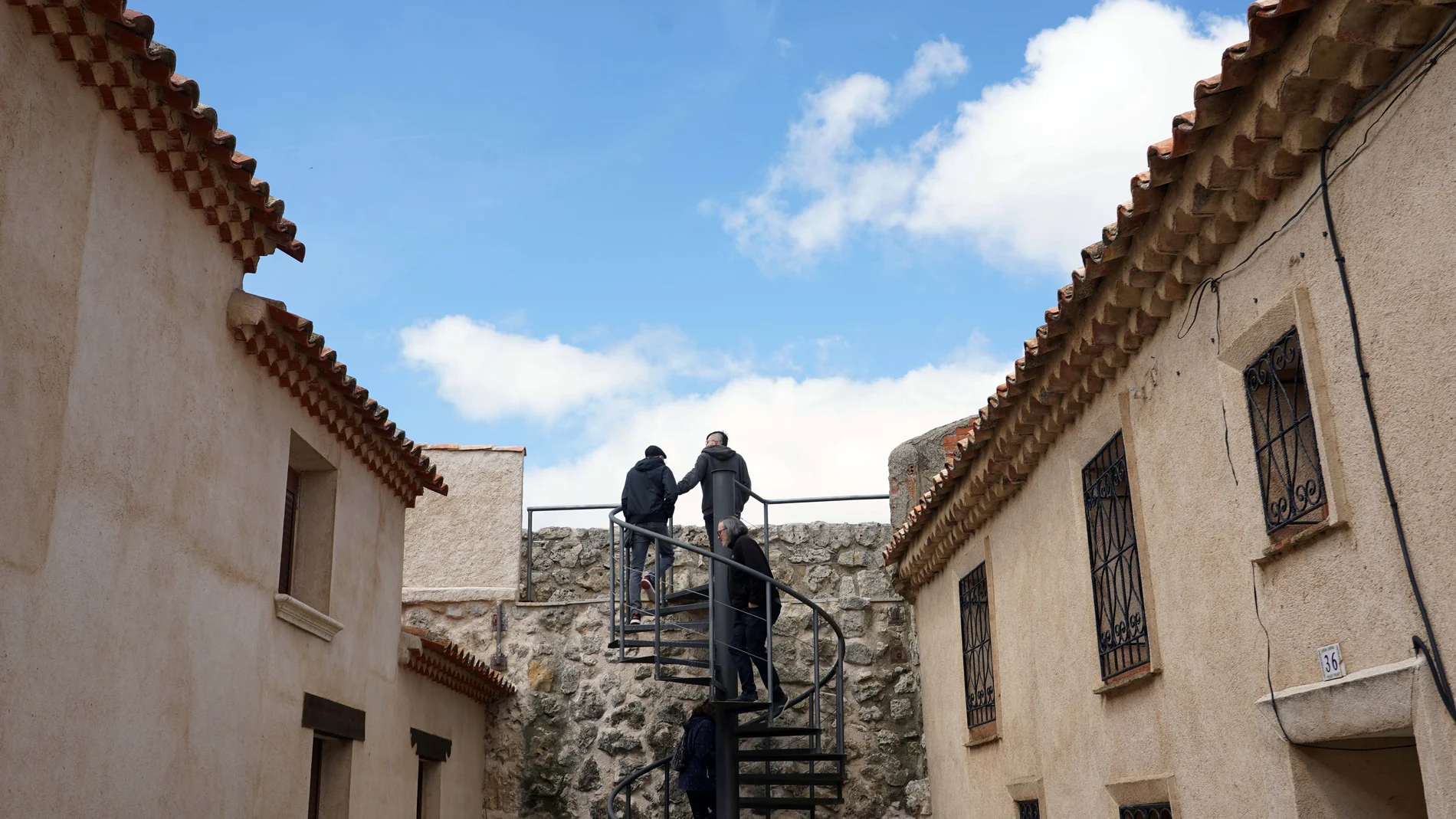 Turistas en la muralla de Urueña