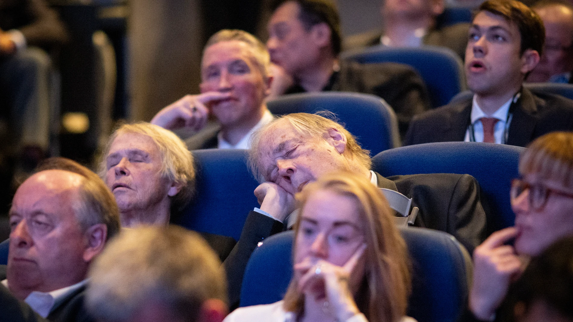 Militantes conservadores echan una cabezada durante la intervención del ministro de Finanzas, Kwasi Kwarteng, en Birmingham