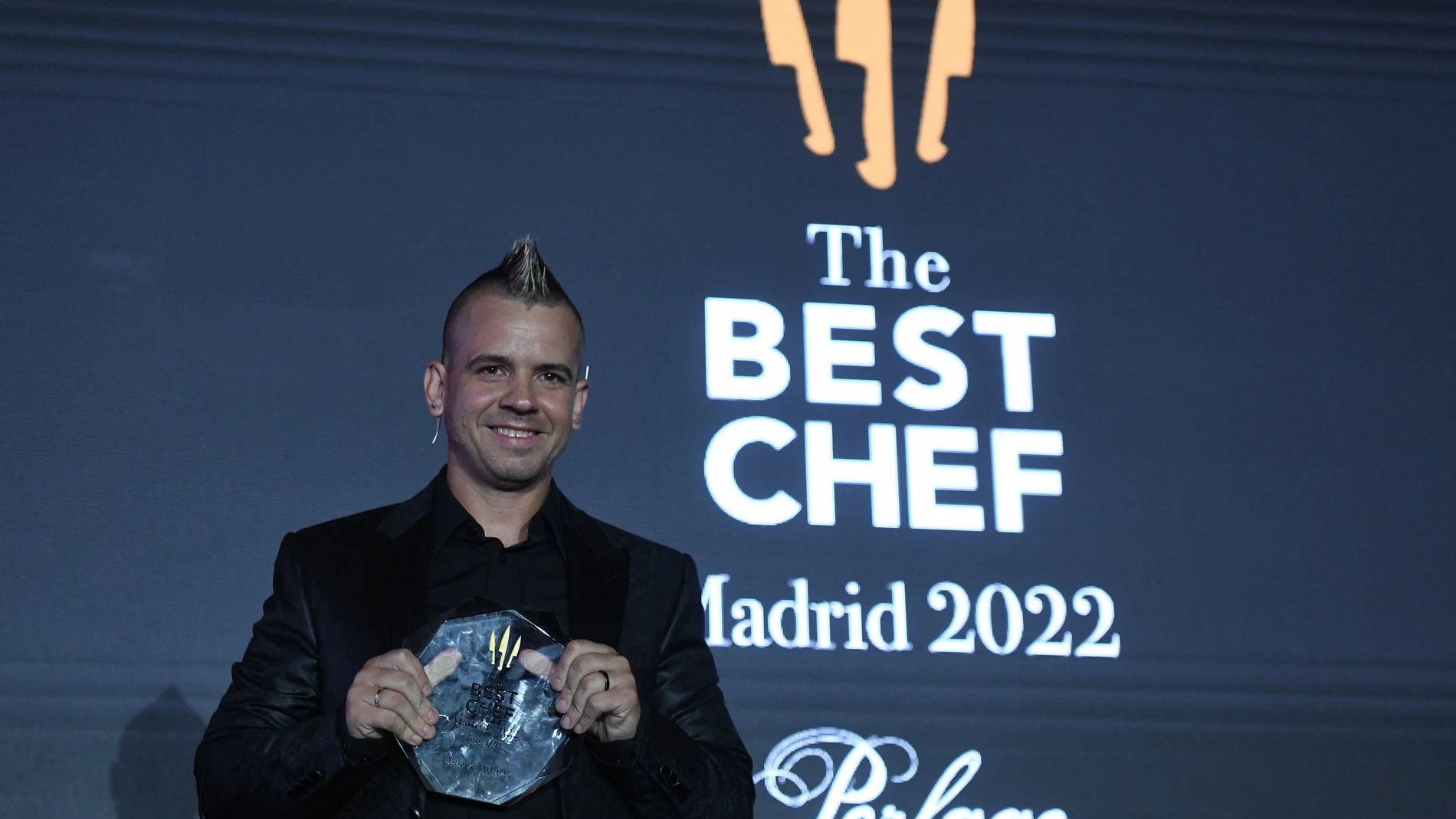 El chef Dabiz Muñóz gana el premio al mejor cocinero del mundo por segundo año consecutivo, en la entrega de los premios internacionales ‘The Best Chef’, en el Palacio de Cibeles, a 20 de septiembre de 2022, en Madrid (España). Charlas, mesas redondas, ponencias y clases magistrales a cargo de alguno de los actores más importantes de la escena gastronómica mundial, han tenido lugar en diferentes puntos como el Casino de Madrid, el Teatro Goya o la Galería de Cristal del Palacio de Cibeles desde el pasado domingo 18 de septiembre hasta hoy, 20 de septiembre que se celebra la gala de entrega de los premios que eligen al mejor cocinero del mundo.20 SEPTIEMBRE 2022;THE BEST CHEF;CIBELESFernando Sánchez / Europa Press20/09/2022