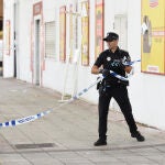 Un agente durante un dispositivo policial en inmediaciones de la discoteca ‘Caña Brava’, a 3 de octubre de 2022, en Fuenlabrada