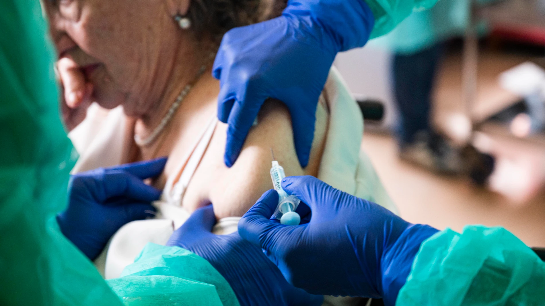 Una mujer recibe la vacuna de la gripe en una residencia de Santa Fe en Granada